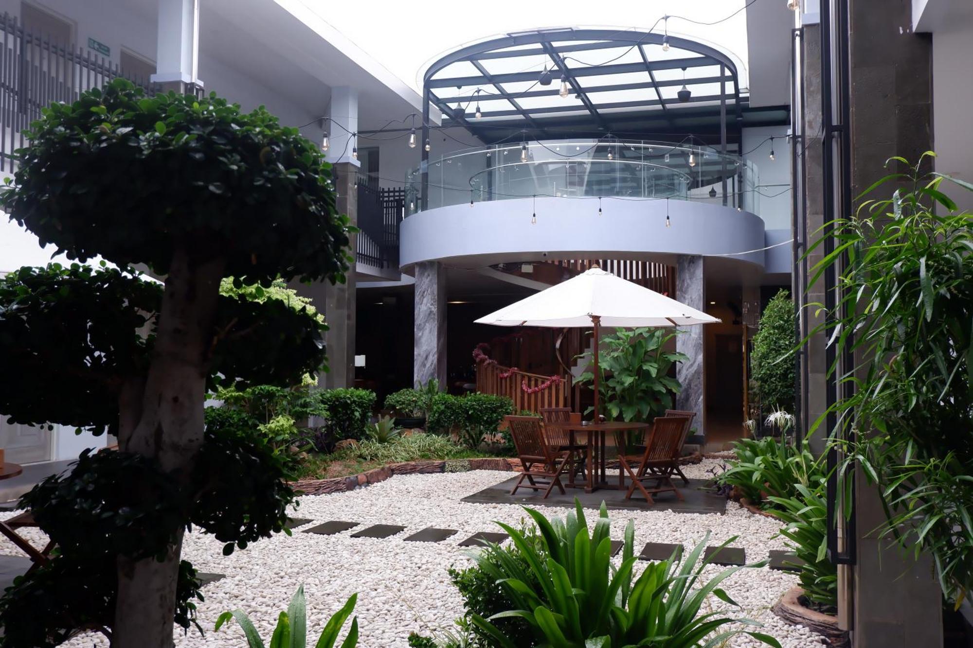 Grand Samota Hotel Sumbawa Exterior photo